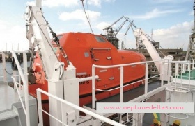 5.0m with 16 persons Fire-proof FRP Totally Enclosed Lifeboat With Gravity Luffing Arm Lifeboat Davit